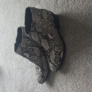 Unionbay Womens Snakeskin Print Ankle Tipper Booties Boots Sz 9.5M
